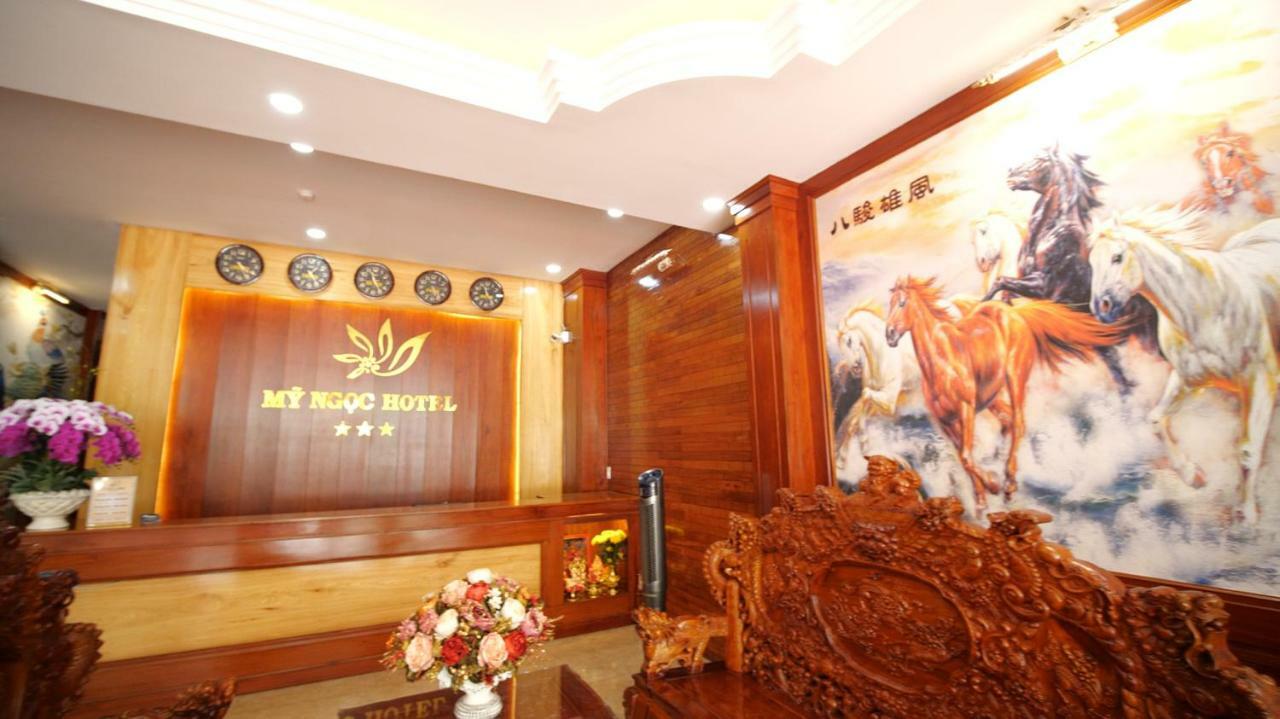 Отель Khach San My Ngoc Буонметхуот Экстерьер фото